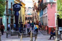 Una strada affollata nel centro storico di Guanajuato, Messico - © NadyaRa / Shutterstock.com