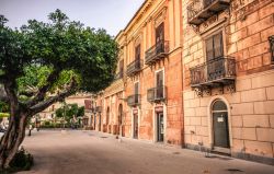 Una strada caratteristica del centro storico di Licata in Sicilia  - © Filippo Carlot / Shutterstock.com