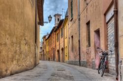 Una strada cel centro storico di Imola, provincia di Bologna, Emilia-Romagna - © ermess / Shutterstock.com