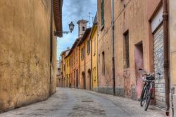 Una strada cel centro storico di Imola, provincia ...