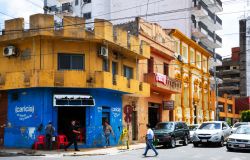 Una strada centrale di Asuncion con edifici colorati, Paraguay. La città sorge nella parte sud - occidentale del paese, a pochi chilometri di distanza dal confine con l'Argentina ...