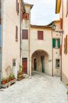 Una strada con arco nel cuore del borgo di Monte Grimano Terme, villaggio delle Marche nel Montefeltro