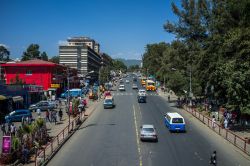 Una strada con automobili nel centro di Addis Abeba, Etiopia, in una giornata di sole - © LMspencer / Shutterstock.com