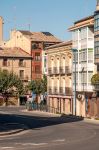 Una strada con curva nel centro di Olite, Navarra, Spagna - © GranTotufo / Shutterstock.com