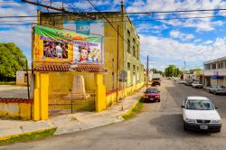 Una strada con edifici nel centro di Merida, Messico. Questa città venne costruita sulle rovine di una località maya; a fondarla nel 1542 fu lo spagnolo Francisco de Montejo de ...