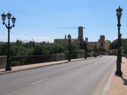 Una strada con lampioni antichi nel villaggio di Tudela, provincia di Navarra, Spagna.
