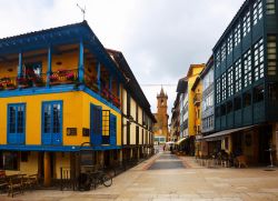 Una strada con le tradizionali case asturiane nel centro di Oviedo, Spagna.



