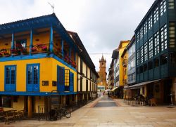 Una strada con le tradizionali case asturiane nel centro di Oviedo, Spagna.



