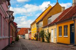 Una strada con pavimentazione a ciottoli nel centro di Odense, Danimarca.
