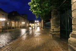 Una strada con pavimentazione di ciottoli a Bayreuth (Germania) dopo la pioggia.

