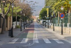 Una strada con pista ciclabile nella cittadina di Benicassim, Spagna.
