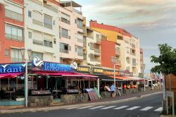 Una strada con ristoranti e locali in un pomeriggio estivo a Cap d'Agde, Francia - © Gary Perkin / Shutterstock.com
