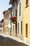 Una strada del borgo storico di Soncino in Lombardia