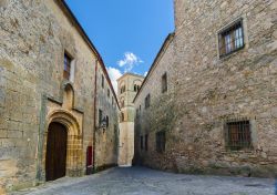 Una strada del centro antico di Trujillo, Spagna. Qui si affacciano le storiche dimore e i palazzi della cittadina che affonda le proprie radici nell'insediamento primitivo chiamato Turgalium.

 ...