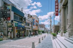 Una strada del centro cittadino di Nara, Giappone. Antica capitale del paese, questa città ospita ancora antichi monumenti e vecchi templi - © Dann19L / Shutterstock.com