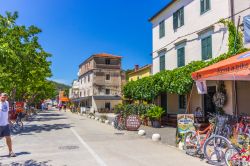 Una strada del centro cittadino di Skradin in una giornata estiva (Croazia) - © Zbigniew Guzowski / Shutterstock.com