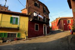 Una strada del centro di Agliano in Piemonte - © vyparn / Shutterstock.com