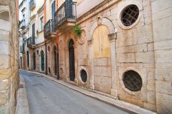 Una strada nel centro di Andria (Puglia). Qui si trovano vicoli che conducono a piazze ed edifici di grande pregio architettonico.
