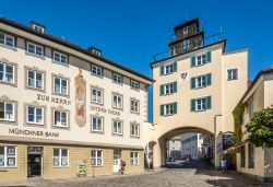 Una strada del centro di Bad Tolz, Germania. Alcuni degli edifici antichi che si affacciano nel cuore di questa località tedesca - © milosk50 / Shutterstock.com