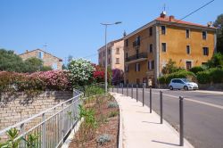 Una strada del centro di FIgari in Corsica  - © Eugene Sergeev / Shutterstock.com 