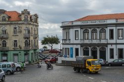 Una strada del centro di Horta, isola di Faial, Azzorre - © Francesco Bonino / Shutterstock.com