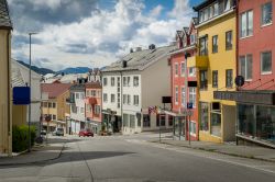 Una strada del centro di Kristiansund con le tradizionali case colorate, Norvegia.



