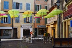 Una strada del centro di La Seyne-sur-Mer decorata con ombrelli colorati (Francia) - © drobacphoto / Shutterstock.com
