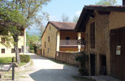 Una strada del centro di Ome in Lombardia - © Lkcl it - CC BY-SA 4.0, Wikipedia