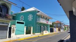 Una strada del centro di Puerto Plata, Repubblica Dominicana, con le tradizionali case colorate.



