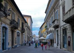 Una strada del centro di Senigallia, Marche - © giovanni boscherino / Shutterstock.com