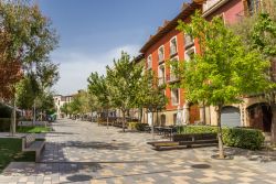 Una strada del centro di Tudela (Spagna) con bar e ristoranti in una bella giornata di sole - © Marc Venema / Shutterstock.com