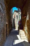 Una strada del centro medievale di Acquasparta in Umbria - © ValerioMei / Shutterstock.com