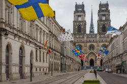 Una strada del centro storico che condue alla cattedrale di Orléans, Francia - © Lev Levin / Shutterstock.com