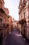 Una strada del centro storico di Agira in Sicilia.