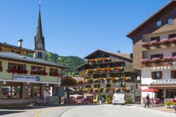 Una strada del centro storico di Alleghe sulle Dolomiti, Belluno, Veneto. Qui si affacciano hotel, ristoranti, negozi e l'ufficio del turismo - © starmaro / Shutterstock.com