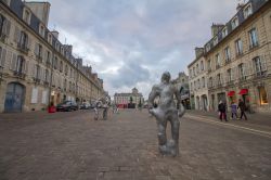 Una strada del centro storico di Caen con statue, Bassa Normandia, Francia - © illpax / Shutterstock.com