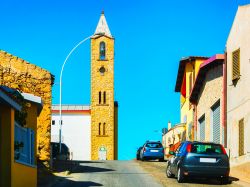 Una strada del centro storico di Carbonia nel sud della Sardegna