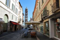 Una strada del centro storico di Faenza in Romagna - © Fabio Caironi / Shutterstock.com