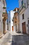 Una strada del centro storico di Grottaglie in Puglia