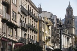Una strada del centro storico di Jaen, Andalusia, Spagna. Questa giovane e graziosa cittadina è caratterizzata da un clima e da un'atmosfera tipicamente mediterranea. Sullo sfondo, ...