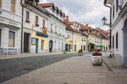 Una strada del centro storico di Kamnik in Slovenia