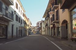 Una strada del centro storico di Montà in Piemonte: siamo nella regione storica del Roero, nel cuneese - © Claudio Divizia / Shutterstock.com