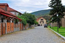 Una strada del centro storico di Mtskheta in Georgia