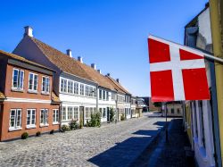 Una strada del centro storico di Odense in Danimarca.