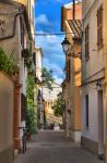 Una strada del centro storico di Sirolo, il borgo si trova a sud del Conero, nelle Marche