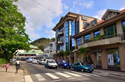 Una strada della città di Victoria, Mahé: siamo nella più picola capitale africana - © Oleg Znamenskiy / Shutterstock.com