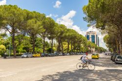 Una strada della nuova città di Tirana, Albania. Oltre ad essere la capitale del paese, ne è anche la città più abitata - © Tomasz Wozniak / Shutterstock.com ...