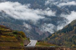 Una strada della Val di Cembra in Trentino Alto Adige.
