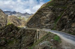 Una strada della Val d'Isère con il passo montano dell'Iseran, Francia: è il passo lastricato più alto delle Alpi.

