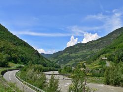 Una strada della Valle Isarco in Alto Adige, provincia di Bolzano